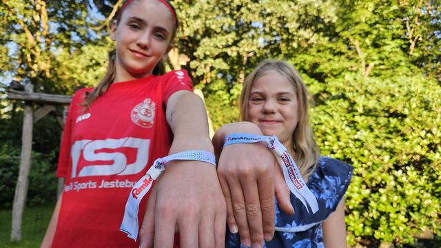 Marie (li., 11) und Merle (7) unterstützen Schnuckiwood schon jetzt mit dem Tragen des Bändchens | Foto: Jochen Manske