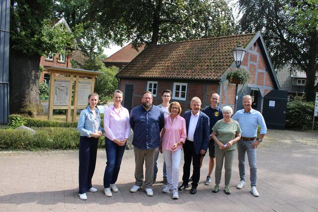 Vor dem alten Spritzenhaus und den Ehrentafeln für die in den Weltkriegen gefallenen Feuerwehrleute (v. li.): Anne Herrgesell (Freilichtmuseum am Kiekeberg/FLMK), Bürgermeisterin Bianca Tacke, Stefan Zimmermann, Chris Stölting (beide FLMK), Christiane Oertzen (Vorsitzende des Dorferneuerungs-Ausschusses), Gemeindedirektor Wolfgang Krause, Sebastian Frahm (Feuerwehr-Förderverein), Museums-Betreuerin Elisabeth Mestmacher und Carsten Homann (Bauamt) | Foto: ce