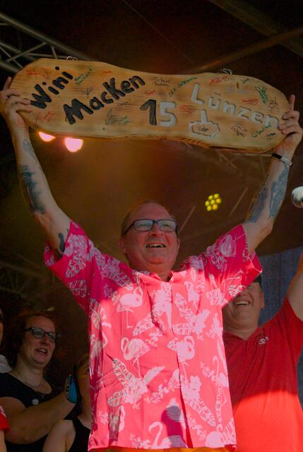Wini-Macken-Gründer Jens Gohr mit einem Geschenk der Metal-Fans aus Lünzen | Foto: Isabel Sabrautzky