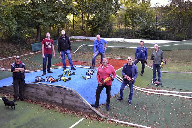 Jörg Klindtworth und Jan Scheuren (auf dem Hindernis, v. li.) mit ihren Mitstreitern des RC Offroad Nordheide auf dem für den Modellrennsport hergerichteten, ehemaligen Tennisplatz  | Foto: bim