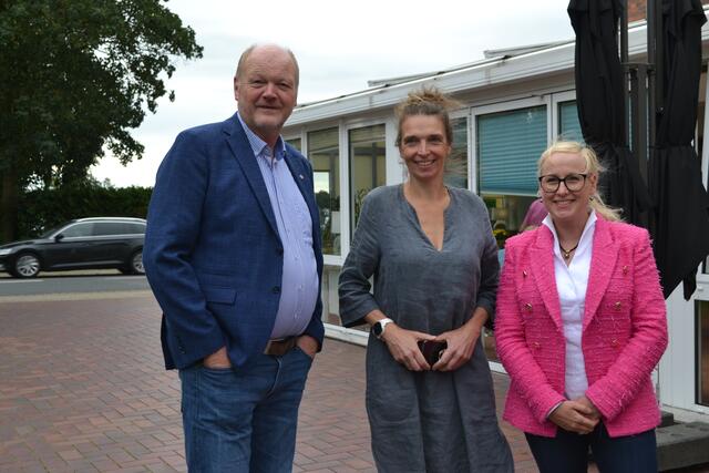 Weitere Ehrengäste (v.li.): Superintendent Dirk Jäger, die SPD-Bundestagsabgeordnete Svenja Stadler sowie die stellvertretende Landrätin und Grünen-Landtagsabgeordnete Nadja Weippert | Foto: bim