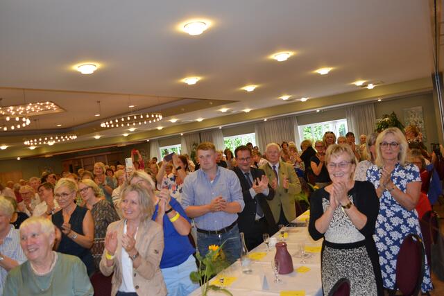 Standing Ovations für "Bille" nach der Auszeichnung mit der silbernen Biene mit Niedersachsenwappen | Foto: bim