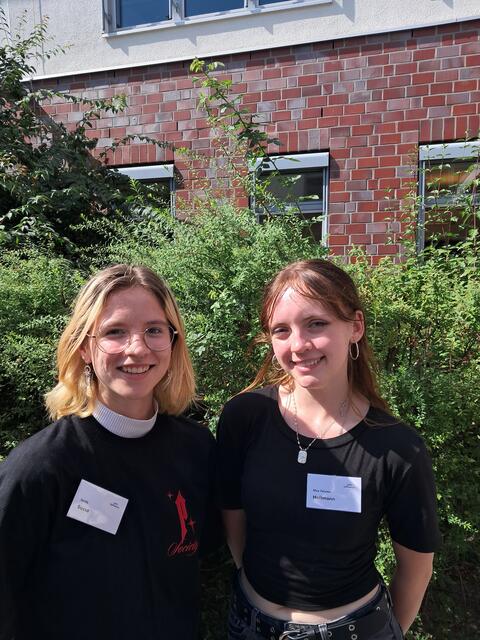 Sandy Bosse (links) und Nica Hoffmann posten Woche für Woche politische Fakten bei Instagram | Foto: Anika Werner