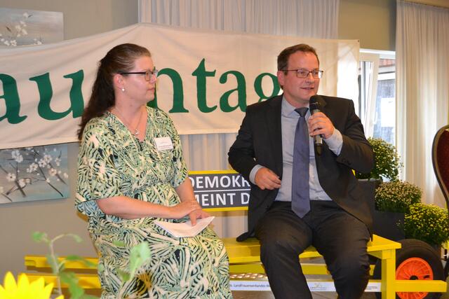 Kreislandwirt Martin Peters im Interview mit der 
stellvertretenden Vorsitzenden Corinna Mohrmann-Rath | Foto: bim