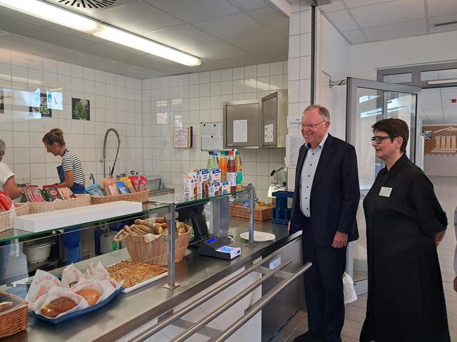 Schulleiterin Kerstin Kuhn (rechts) zeigt dem Ministerpräsidenten das Bistro des Luhe-Gymnasiums | Foto: Anika Werner