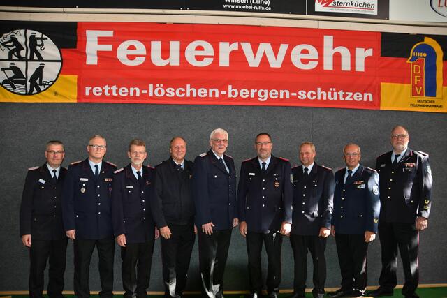 Die Geehrten und Gewählten (v.li.): stv. Verbandsvorsitzender Torsten Lorenzen, Jens-Peter Wreide, Thomas Apel, Andreas Mundt, Helmut Backhaus, Rainer Wendt, Peter Lege, Verbandsvorsitzender Volker Bellmann und der stv. Verbandsvorsitzender Sven Wolkau | Foto: Mathias Wille