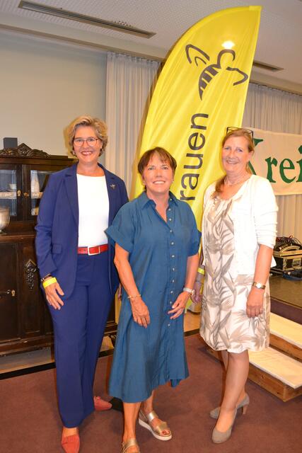 Kreislandfrauenvorsitzende Sybille Kahnenbley (re.) mit Landespräsidentin Elisabeth Brunkhorst (li.) und der Theologin und Autorin Margot Käßmann | Foto: bim