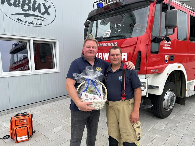 Sponsor Jörg Koschnitzke (li.) und AED-Gruppenführer Patrick Pape, der die Spende vermittelt hat | Foto: Timm Gerken / Feuerwehr Buxtehude