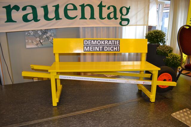 Die gelbe Demokratiebank mit Schubkarrenfunktion | Foto: bim