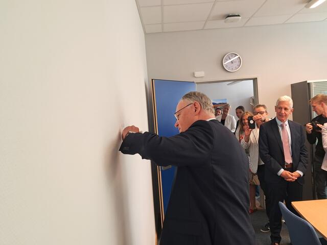 Ministerpräsident Weil verewigt sich auf der Wand im Büro der Schulleiterin | Foto: Anika Werner