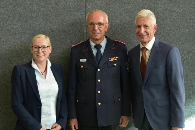 Der wiedergewählte Verbandsvorsitzende Volker Bellmann (Mi.) mit Landrat Rainer Rempe und Landtagsabgeordneter Nadja Weippert | Foto: Mathias Wille