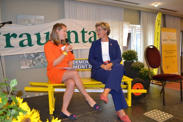 Elisabeth Brunkhorst (re.) im Interview mit Beisitzerin Johanna Richelsen | Foto: bim