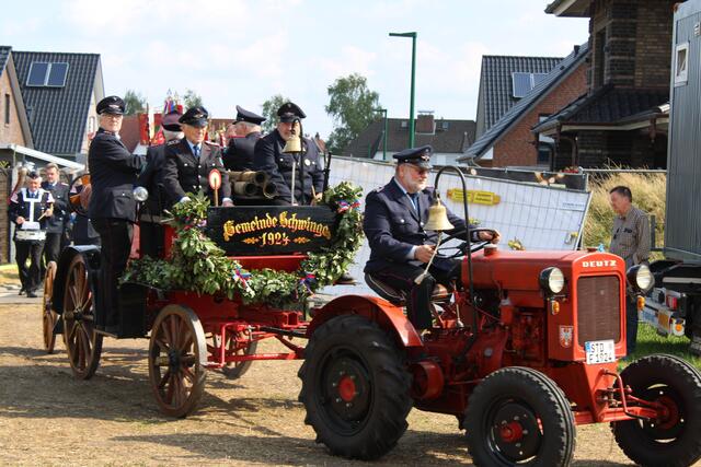 Die Alters- und Ehrenkameraden führten den Festumzug an | Foto: FFW Schwinge