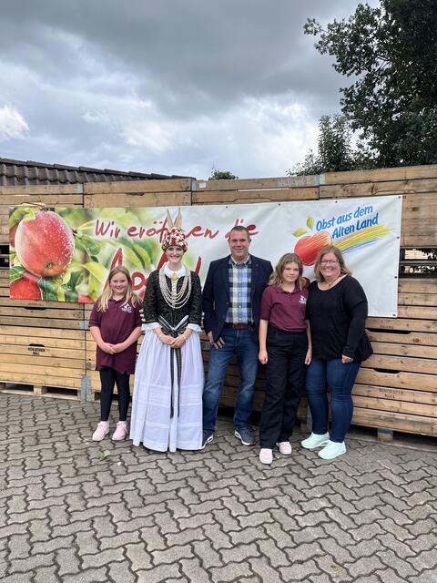 Die Altländer Blütenkönigin Linn Schuback mit Lisa, Knut, Enna und Bianca Schliecker bei der Apfelsaisoneröffnung auf dem Obsthof Schiecker in Drochtersen-Hüll | Foto: Fachgruppe Obstbau im Landvolk Niedersachsen