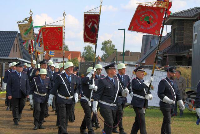Standarten der Kreisfeuerwehr und der Ortsfeuerwehren der Samtgemeinde nahmen am Festumzug teil | Foto: FFW Schwinge