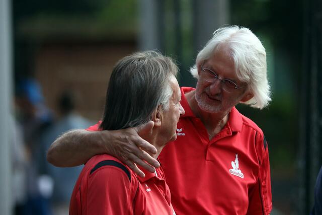 Präsident Harmut Hoops (re) und Pressesprecher
Peter Schmidt (li) freuen sich über den Stadtpokal | Foto: A.Deibele