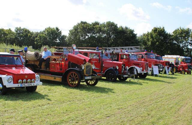 Alte und neue Feuerwehrtechnik war auf dem Festplatz ausgestellt | Foto: FFW Schwinge