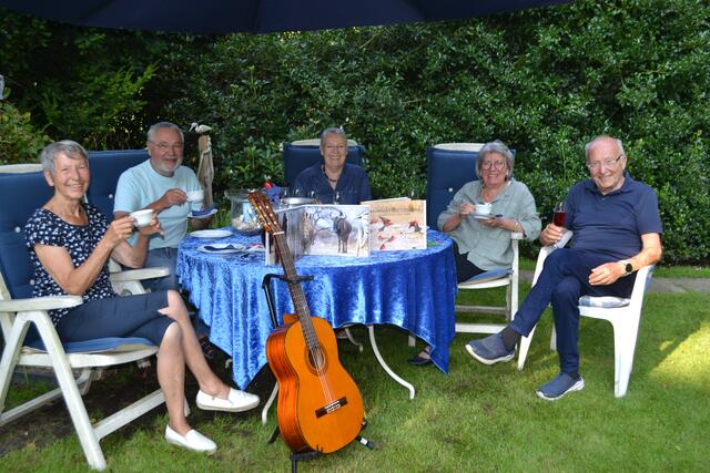 Eine Krimilesung mit English Tea: Gerda (li.) und Horst Hardy (re.) mit ihren Gästen bei der Programmvorstellung mit den Afrikareisenden Reinhardt und Eva Matthes sowie Gudrun Hofmann (2. v. re.) vom Verein Töster Kultur | Foto: bim