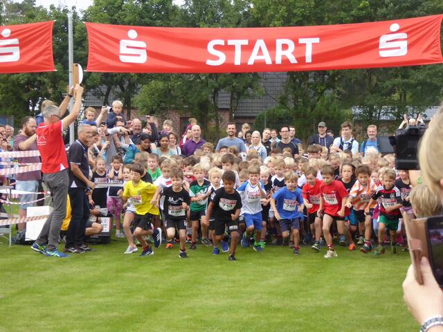 Vorfreude pur: Auch eine beachtliche Anzahl von Schülerinnen und Schülern hat sich zum 13. Brunsberglauf angemeldet. Die neue Gemeinnützigkeit des Laufes mit Spendenzielen z. B. für Projekte an Schulen und Kindergärten, ist eine große Motivation | Foto: Jannik Schacht