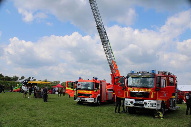 Alte und neue Feuerwehrtechnik war auf dem Festplatz ausgestellt | Foto: FFW Schwinge