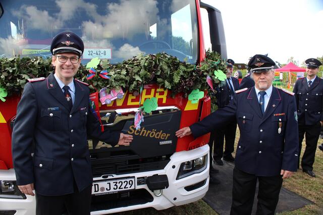 Ortsbrandmeister Torsten Bluschke (li.) und Stellvertreter Torsten Ropers präsentieren „Schröder“ | Foto: FFW Schwinge