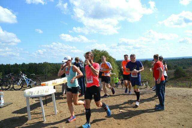 Geschafft: Auf dem Gipfel am Brunsberg wird - wie an zahlreichen weiteren Stationen - für Erfrischungen und Verpflegung der Aktiven gesorgt | Foto: Jannik Schacht
