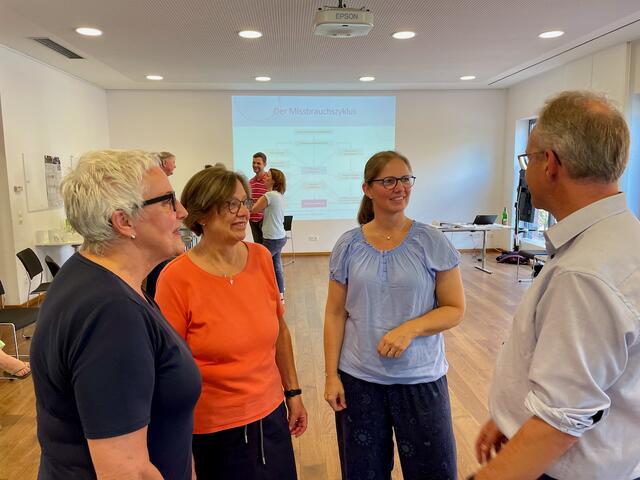 Anke Lindemann-Wedel, Ute Stauss und Katrin Krüger diskutieren Fallbeispiele mit Stefan Krüger (vlnr) | Foto: C. Wöhling