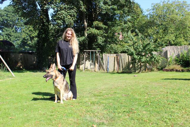 "Adopt dont shop" steht auf Arafas Shirt. Ein Spruch den auch Hund Lubko sehr begrüßt | Foto: sra