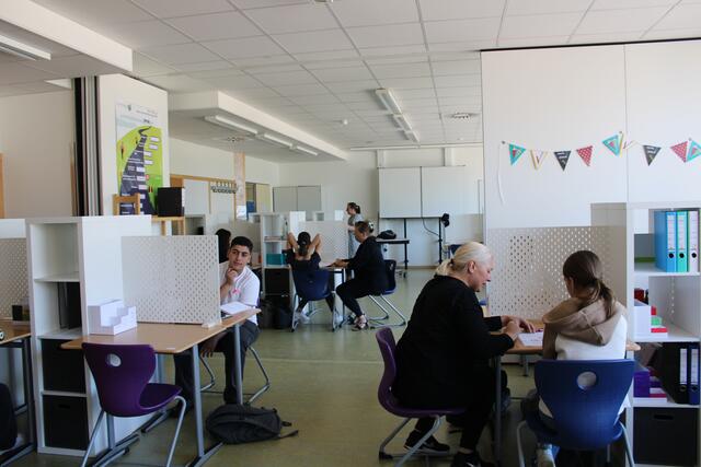 Jedem Schüler sein Büro: An einem eigenen Arbeitsplatz kann man konzentrierte lernen. Die Lehrerinnen Iwona Betscher-Kuc (vorn), Jessica Markert (Mitte) und Anne Zehner-Gerkensmeyer (ganz hinten) helfen | Foto: pöp