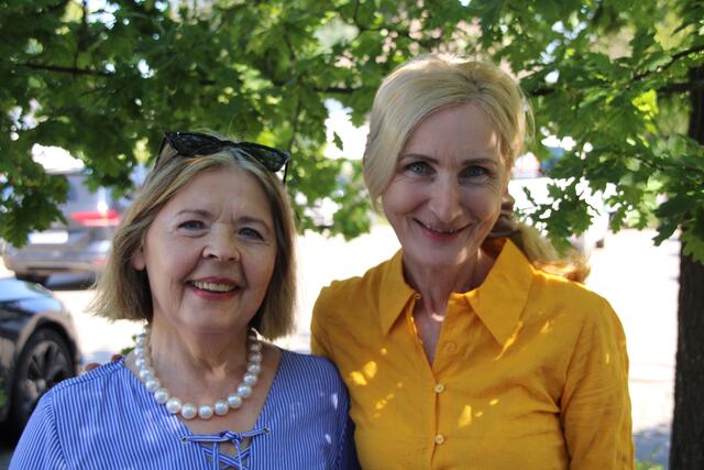 Haben die Feuerwehr gerufen: Lilly Schneider (li.) und Grazyna Winker
