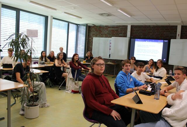 Das Ziel der Schüler in der 10E von Lehrerin Kerstin Jenkel ist die Oberstufe. Thema heute: "Kommunikationsanalyse" | Foto: pöp