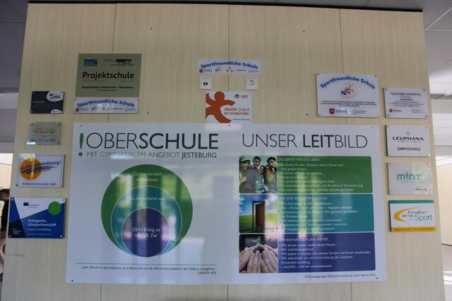 Mehr als lesen, schreiben, rechnen: Moderne Schulen beteiligen sich an vielen Projekten, was die Oberschule Jesteburg im Eingangsbereich dokumentiert | Foto: pöp