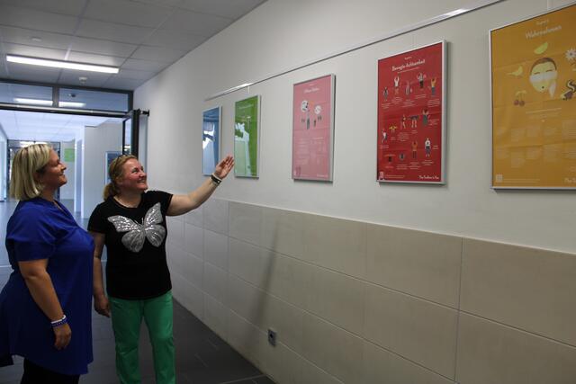 Schulleiterin Iris Strunk erklärt die Plakate: Sie erinnern an einen achtsamen Umgang mit sich selbst und anderen. Die Stellvertretende Schulleiterin Nadine Ohman vermittelt in im Zusatzangebot "Glück", wie ein glückliches Leben gelingen kann | Foto: pöp