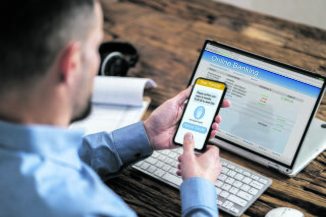 Die meisten Banken verlangen von ihren Kundinnen und Kunde, dass sie sich selbst um ihre Überweisungen kümmern | Foto: Andrey Popov / Adobe Stock