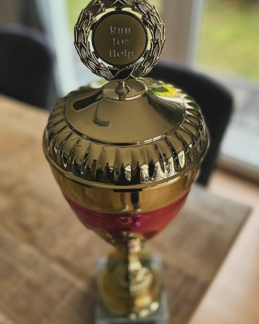 Die größte Gruppe erhält den beliebten Wanderpokal | Foto: Daniel Wenck