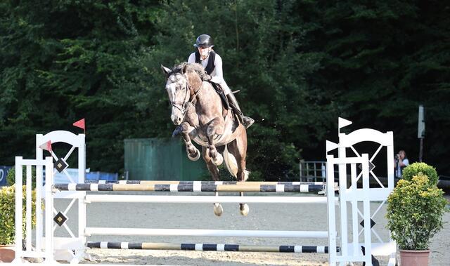 Große Sprünge machte auch Lokalmatadorin Marcia Klobe mit Stakkitano im Parcours  | Foto: cc