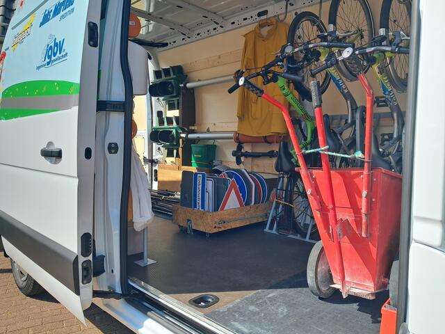 Mit Kreidewagen, fünf Fahrrädern, einer Ampelanlage, vielen Schildern und Pilonen kann die mobile Jugendverkehrsschule einen realitätsnahen Parcours aufbauen | Foto: Anika Werner