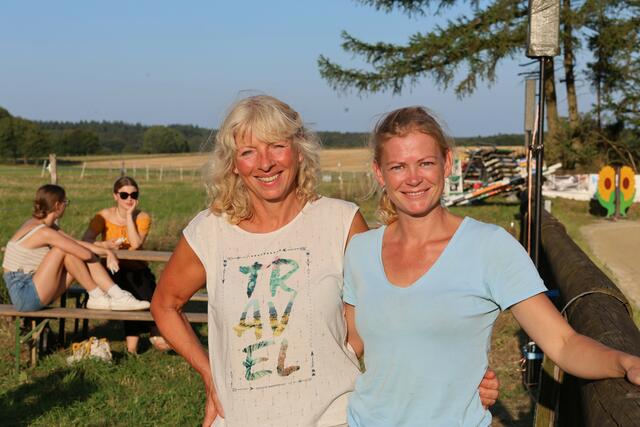 Janett Meyer (li., RFS Sieversen) und Ramona Michael (RFV Estetal) vor ihrem nächsten Ritt | Foto: cc