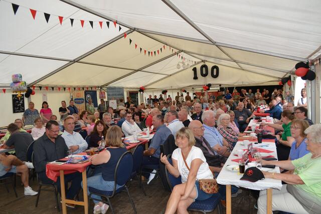 Das Festzelt war bis auf den letzten Platz besetzt | Foto: bim