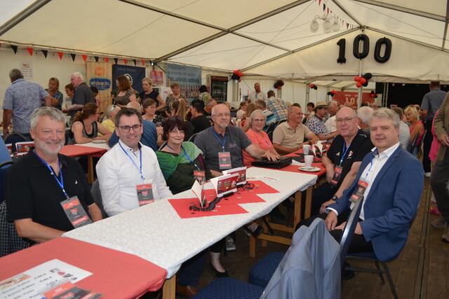 Einige der Ehrengäste (v. li.), Kakenstorfs Bürgermeister Heiko Knüppel, Dohrens Bürgermeister Rolf Aldag, Handelohs stv. Bürgermeisterin Iris Gronert und Kreissportbundvorsitzender Uwe Bahnweg sowie (vorne re.): Samtgemeinde-Bürgermeister Dr. Peter Dörsam  | Foto: bim