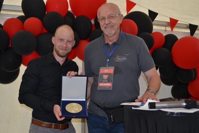 KSB-Vorsitzender Uwe Bahnweg überreichte Sebastian Fehling stellvertretend für das Engagement der SV-Mitglieder eine Medaille | Foto: bim