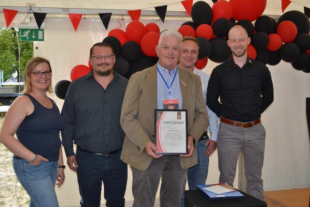 Dieter Marquardt (Mi.) wurde für sein langjähriges Engagement rund um das Sportgelände Auf der Fahlhorst geehrt, hier mit dem SV-Wistedt-Vorstand (v. li.): Sabrina Schweigert, Alexej Becker, Sebastian Schweigert und Alexander Fehling | Foto: bim
