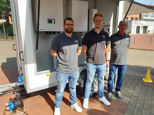 Informierten u.a. über Wärmepumpen: (v. li.) Simon Lenke, Kevin Stegemann und Michael Leverenz von der Firma MHG Heiztechnik | Foto: Stadt Buchholz