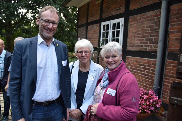 Dirk Seidler mit Christiane Albowski (Mitte) und Angela Piotrowski | Foto: Axel-Holger Haase