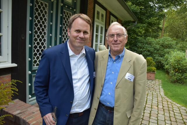 Christoph Kunst (li., WOCHENBLATT Geschäftsführung) und Bernd Krüger (Krüger - Karosserie und Lack, Nenndorf) | Foto: Axel-Holger Haase