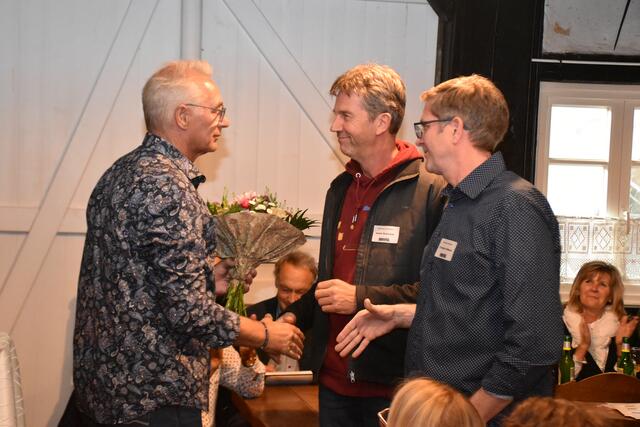 Henry Bielefeldt gratuliert den Inhabern der Firma Bohlmann und Hoffmann | Foto: Axel-Holger Haase