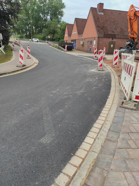 Alles neu und schick am Uhlenhorst in Stelle. Nur ein paar Leitbaken behindern den Verkehr etwas | Foto: nw