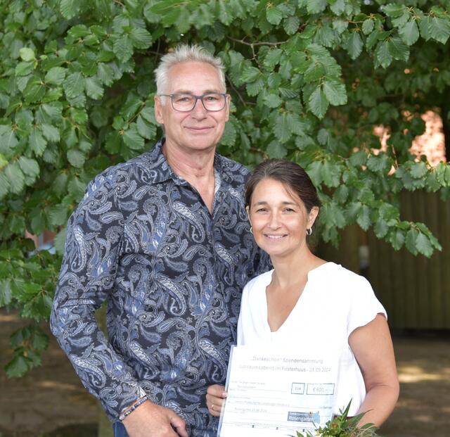 Henry Bielefeldt übergab den Spendenbetrag von 600 Euro an Tanja Vollbrecht vom Postkutschenverein Lüneburger Heide | Foto: Verein