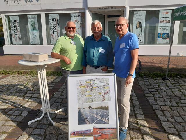 Für die Bürger-Solarkraftwerke Rosengarten eG vor Ort: (v. re.) die Vorstandsmitglieder Gerd Baum und Norbert Stein sowie Joachim Zinnecker (Mitglied Aufsichtsrat) | Foto: Stadt Buchholz