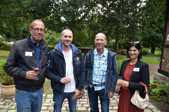 Es fanden sich an dem Abend immer neue Gesprächsrunden | Foto: Axel-Holger Haase